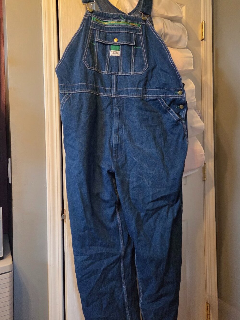 Liberty coveralls. No size tag.  Measurements are. Waist 48, and inseam 29.